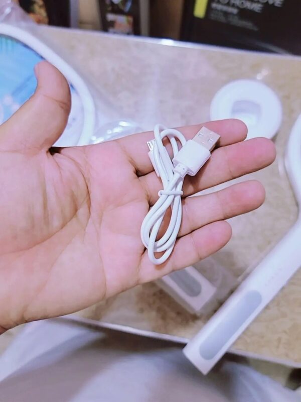 مضرب بعوض كهربائي 2 في 1 مزود بضوء UV وبطارية قابلة للشحن